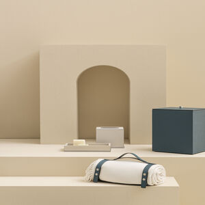 slide 2 Otello Throw Holder