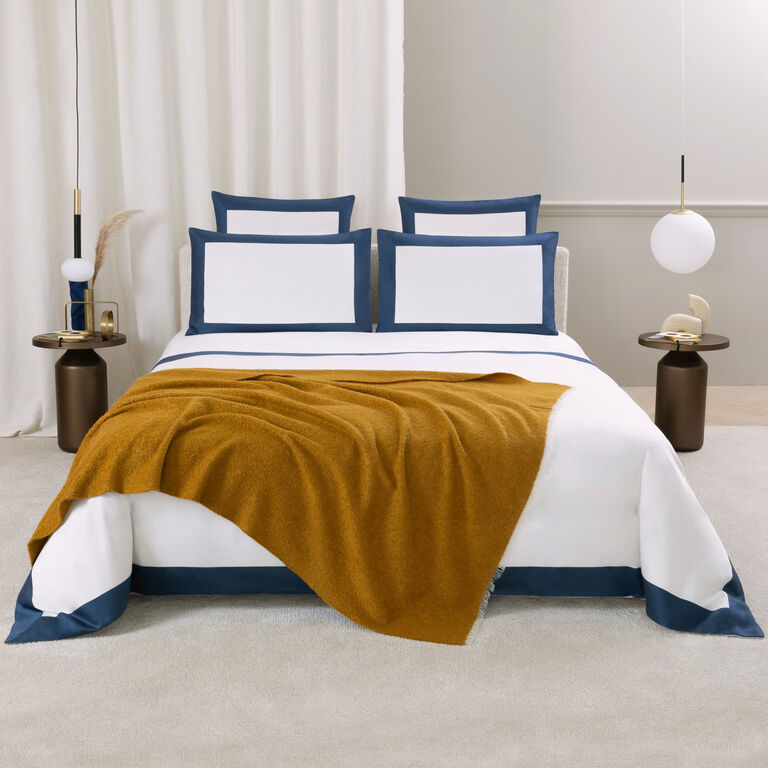 slide 2 Cashmere Boucl&eacute; Throw