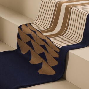 slide 5 Deco Throw 002