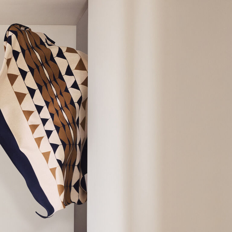 slide 5 Deco Throw 001