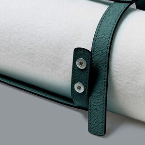 slide 5 Otello Throw Holder